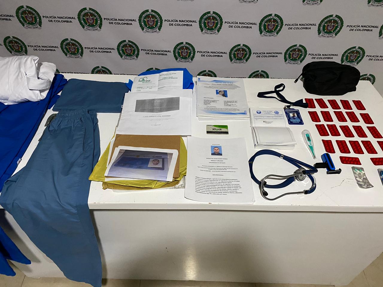 Uniformes médicos, elementos médicos, Carné de identificación de médico de la -Clínica Santa María, Medicamentos de uso institucional, hojas de vida como supuesto médico.