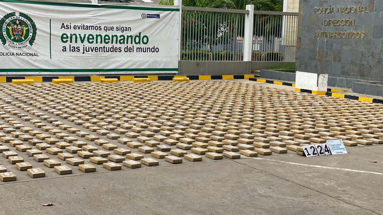 1224 paquetes rectangulares de color café y amarillo ocultos entre 60 cajas de cartón