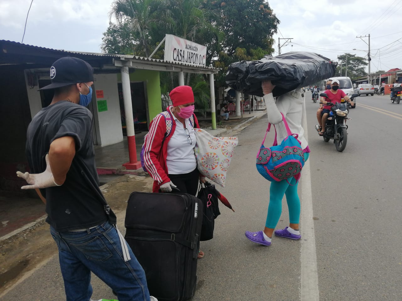 son cientos de migrantes caminan transitan diariamente para llegar a La Guajira