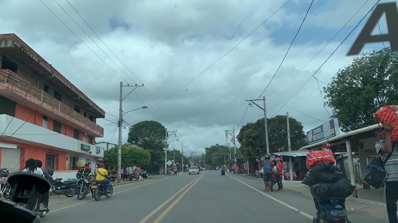 Los migrantes aprovechan las poblaciones para descansar y mirar si conseguir chance