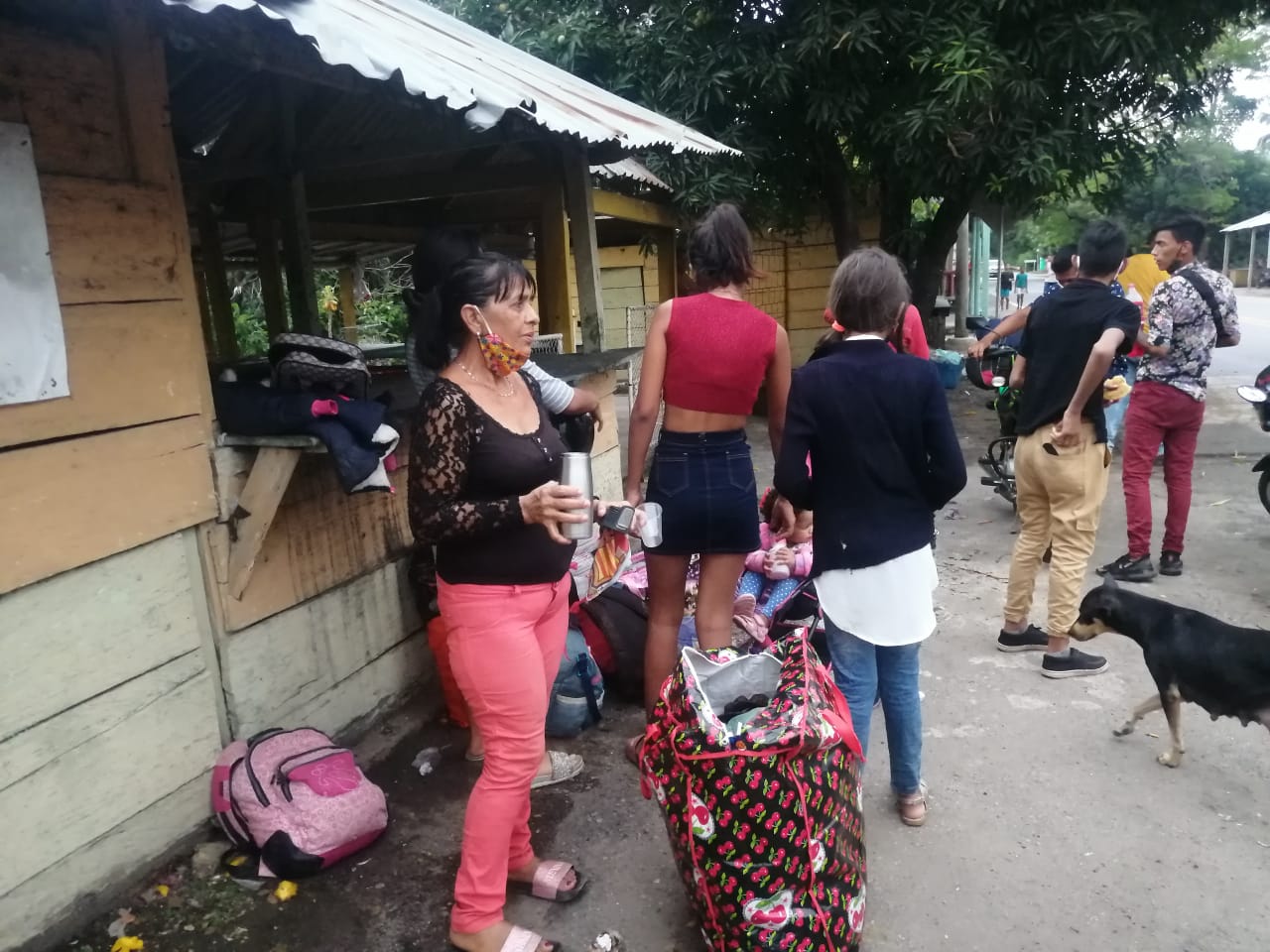 Familias enteras caminan sobre la troncal del caribe para volver a casa en medio de la pandemia