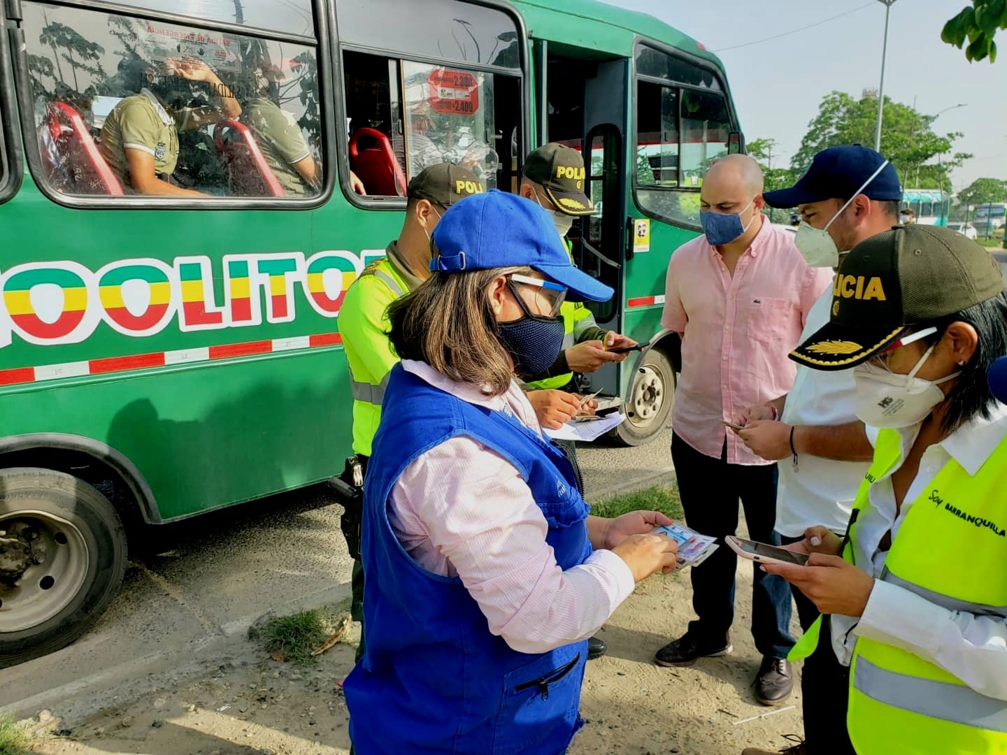 Autoridades verifican permisos de circulación.