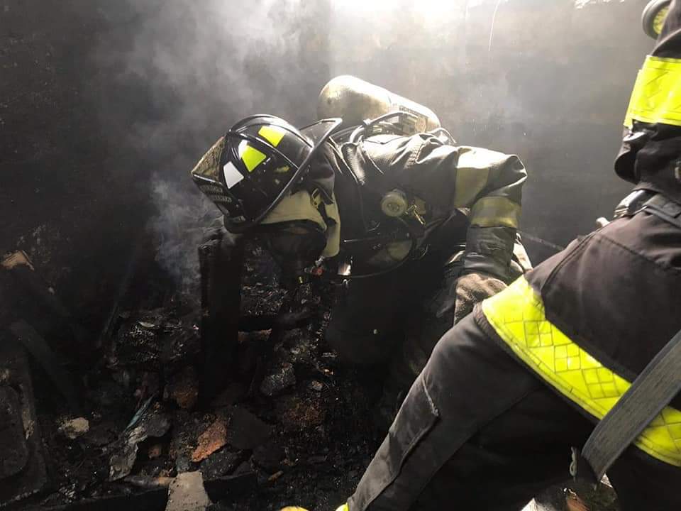 Los bomberos y vecinos lucharon sin éxito para salvar al pequeño