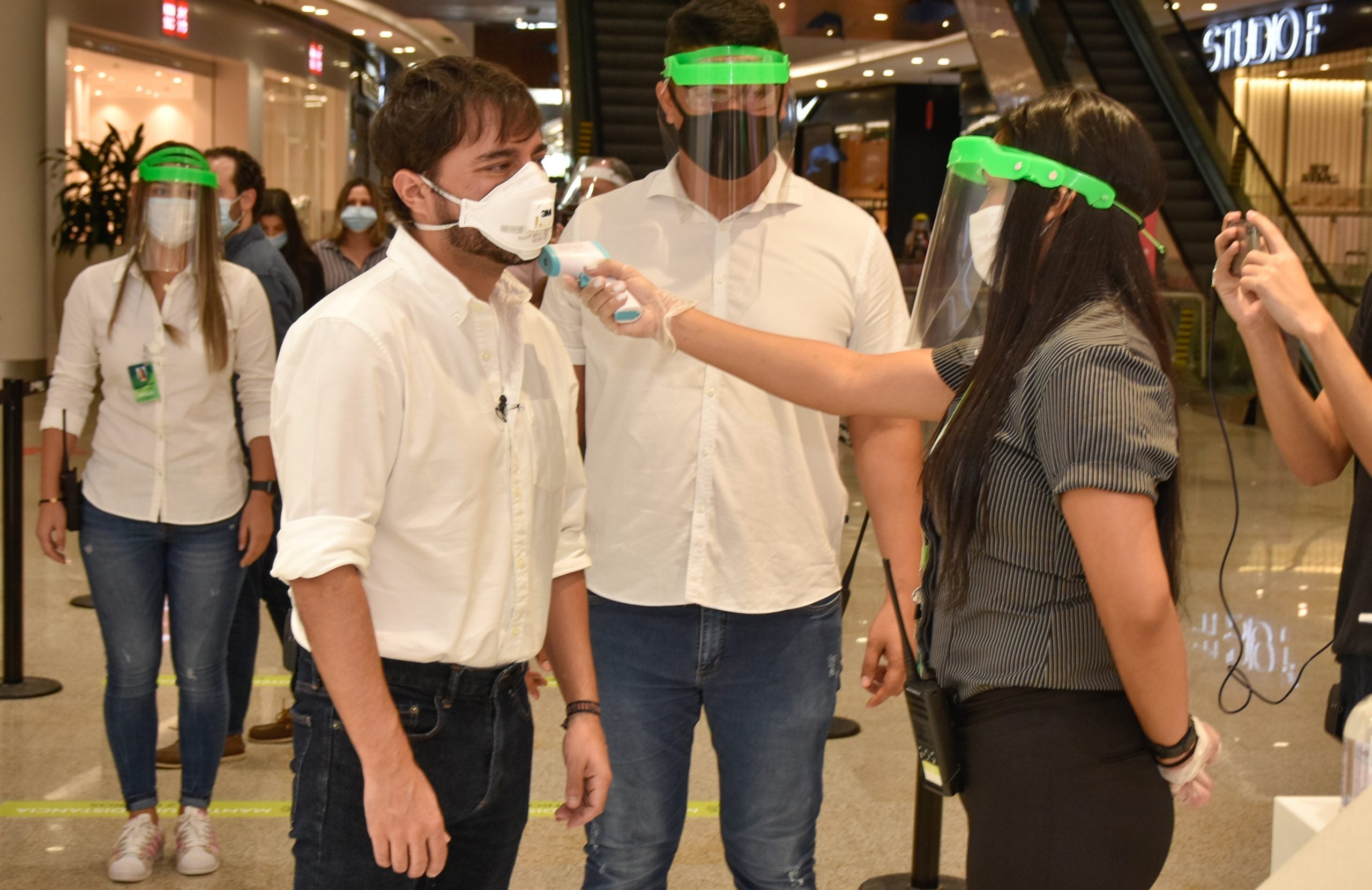 Desde la entrada al centro comercial realizarán control de los clientes.