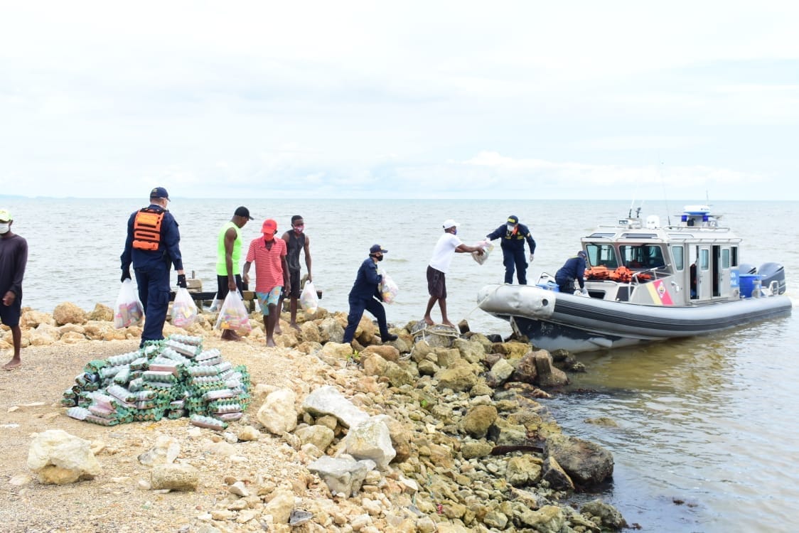Armada Ncaional entrega ayudas a habitantes de la isla Tintipàn