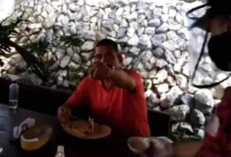 El funcionario fue denunciado a través de un video donde se encontraba en un restaurante.