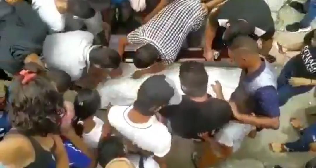 Las personas abrieron el féretro y las bolsas donde estaba el cadáver.