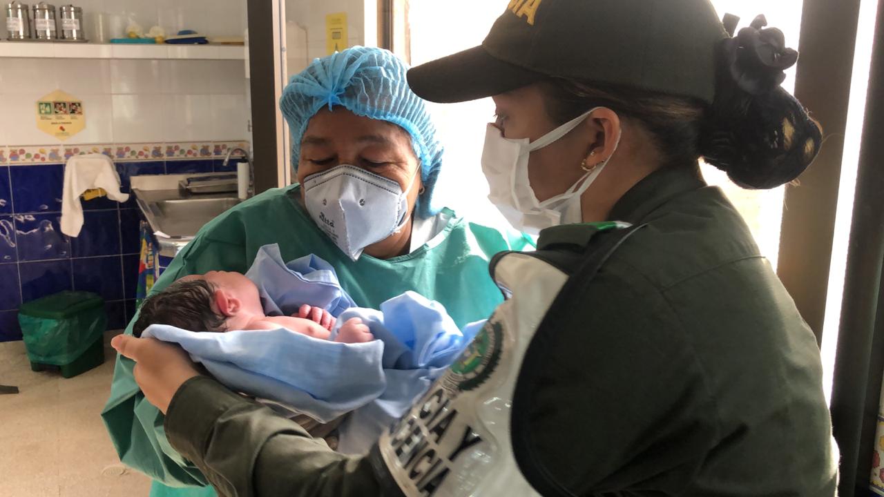 El bebé fue rescatado por la Policía.