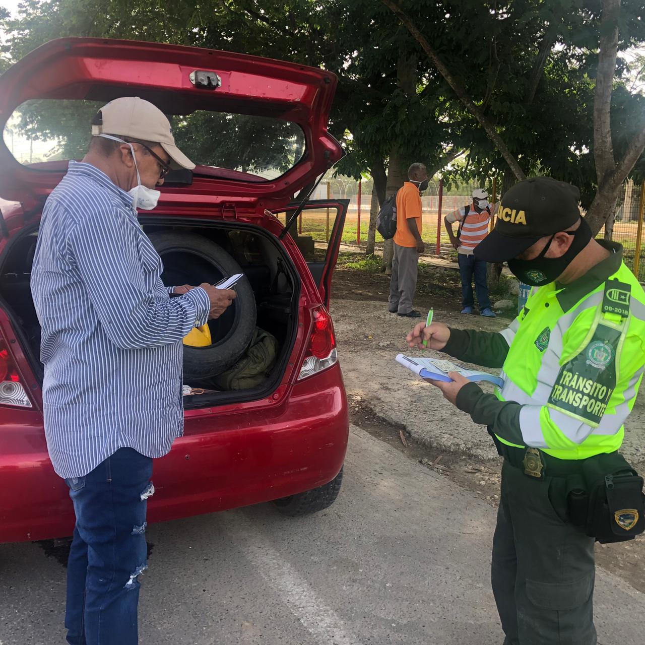 Los automotores fueron inmovilizados y a los conductores se les impuso a cada uno multa de $438 mil pesos