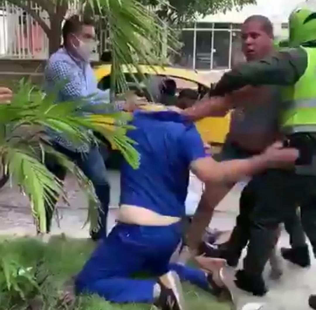 El galeno fue agredido por dos personas en las afueras de un centro asistencial.