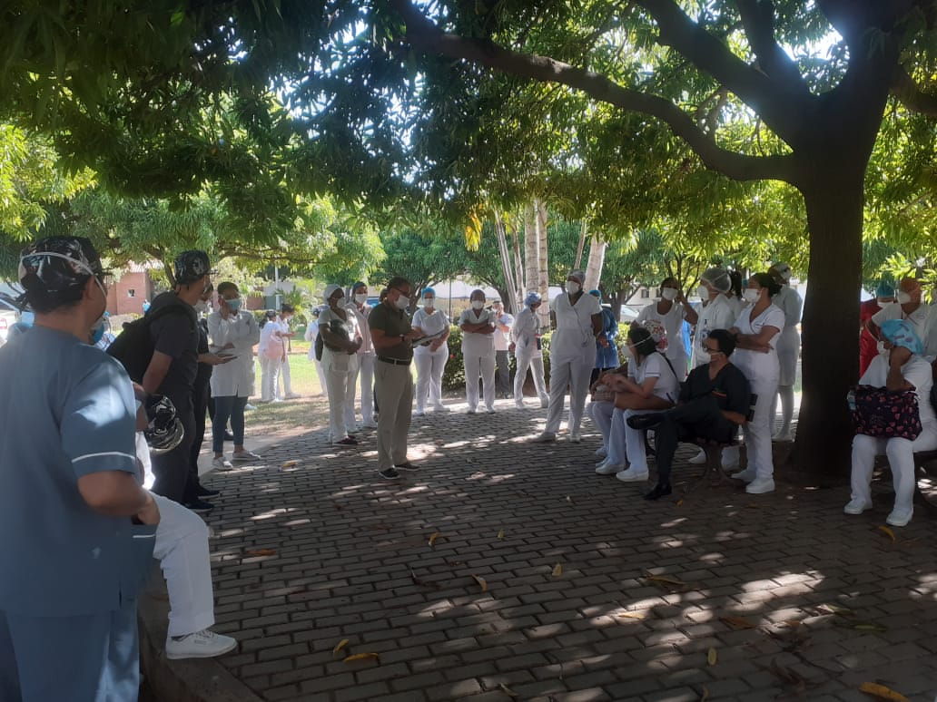 Médicos del hospital en Cese de actividades.