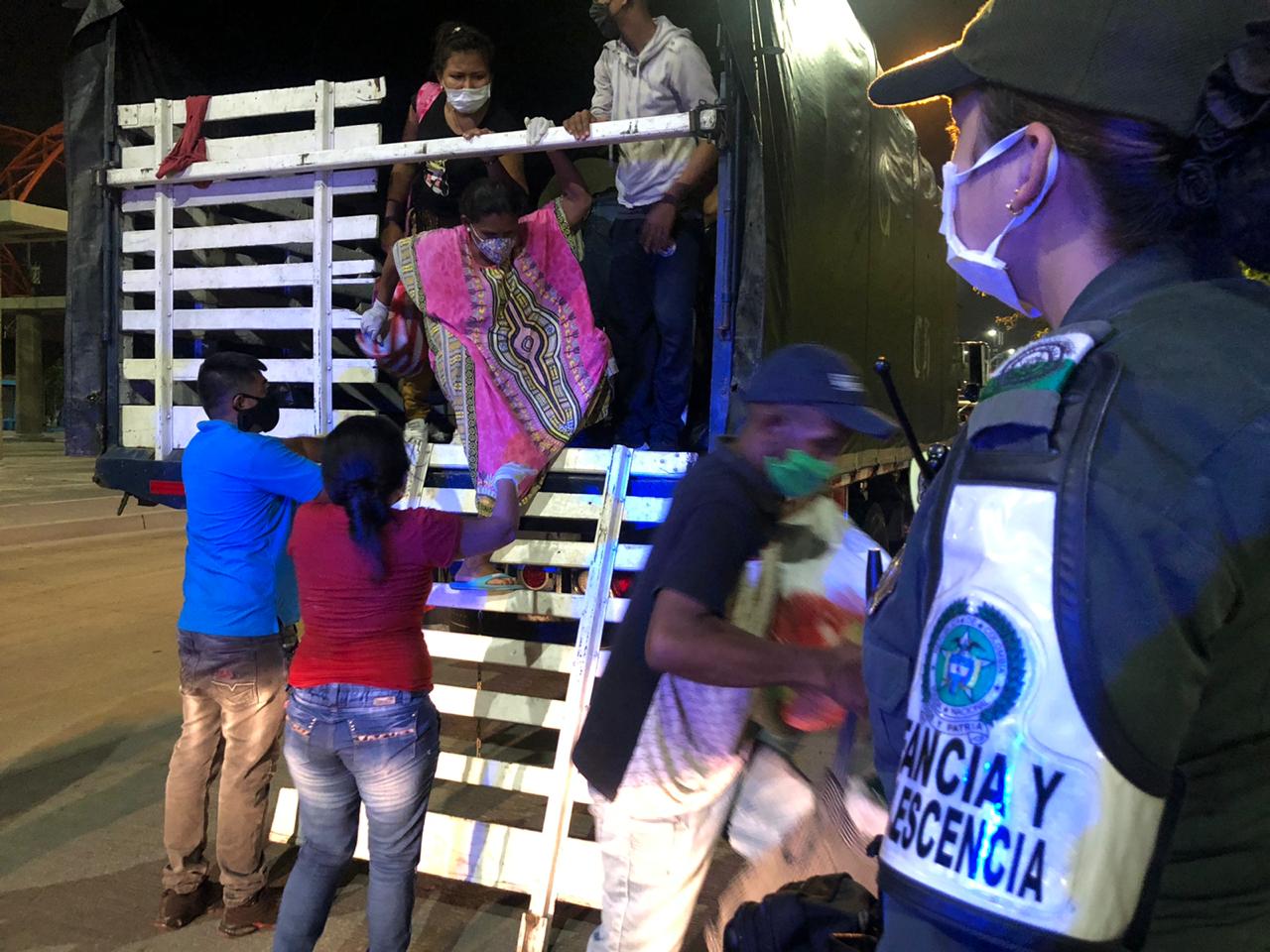 Los venezolanos iban escondidos en un camión.