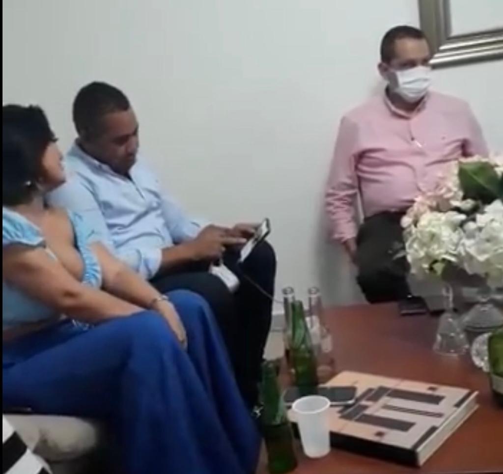 En las imágenes se observa al alcalde de Riohacha participando de una parranda.