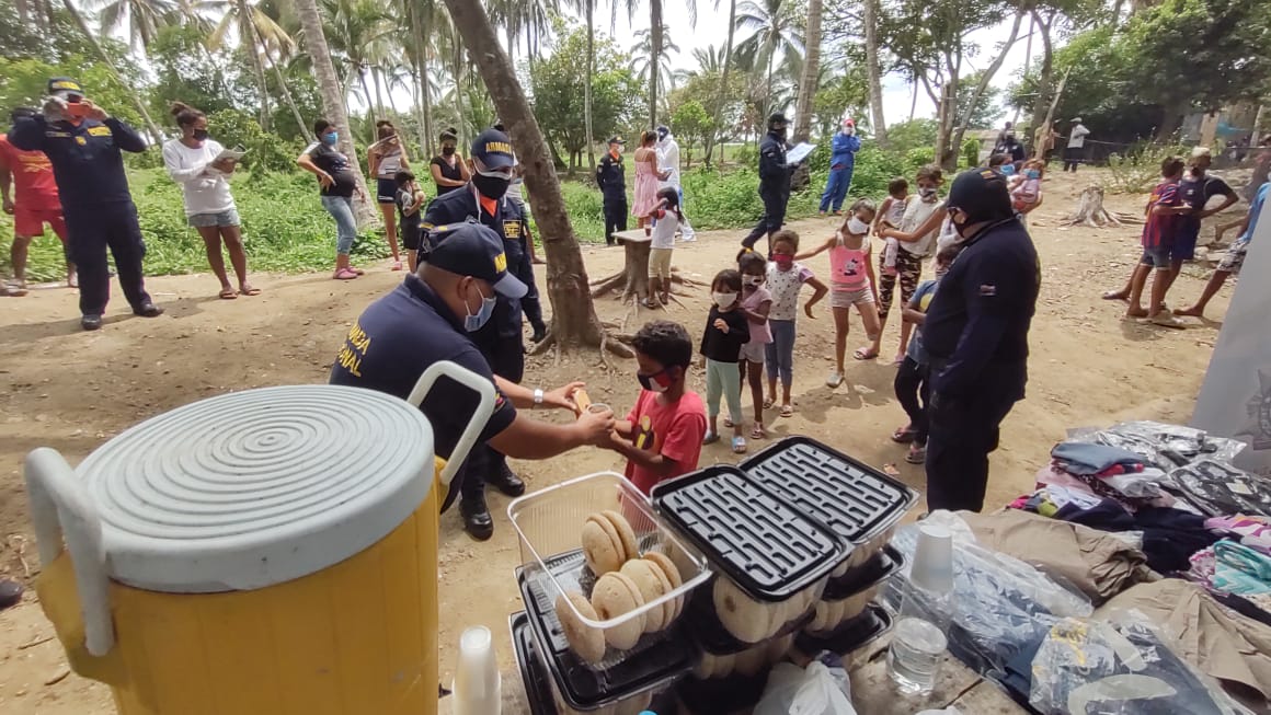 Armada Nacional Entrega alimentos