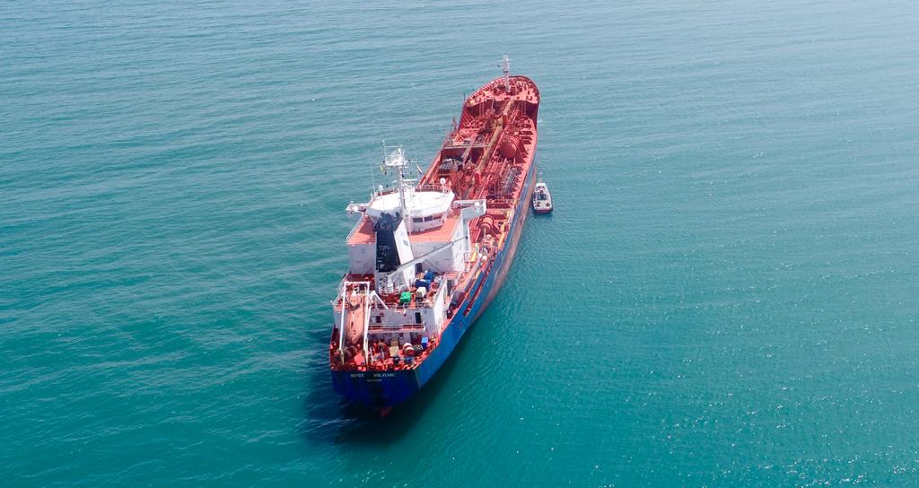 Barco desencallado en el río Magdalena