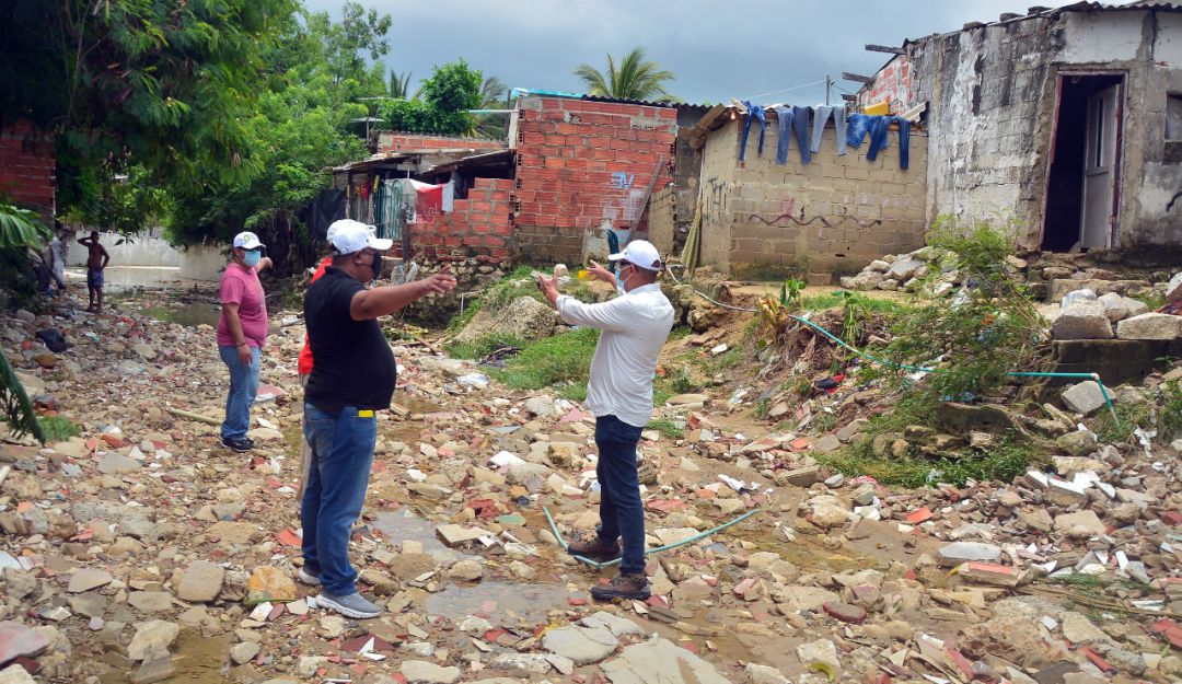 Las familias resultaron afectadas por el desbordamiento de arroyo.
