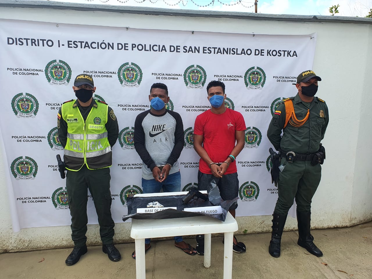 Arma de fuego y base de coca