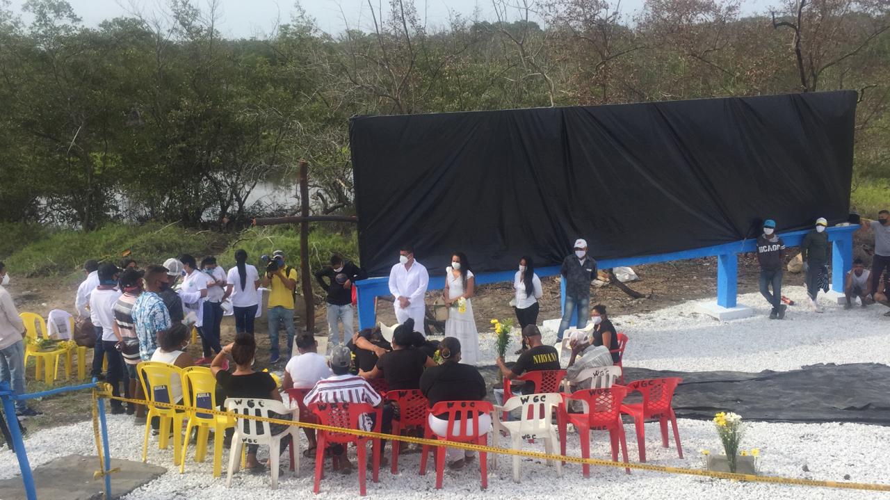 Desde muy temprano las familias y autoridades se dieron cita en el lugar de la tragedia para recordar a quienes perdieron la vida tratando de llevar algo a sus casas