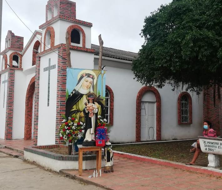 La imagen de la Santa en las afueras de la iglesia.