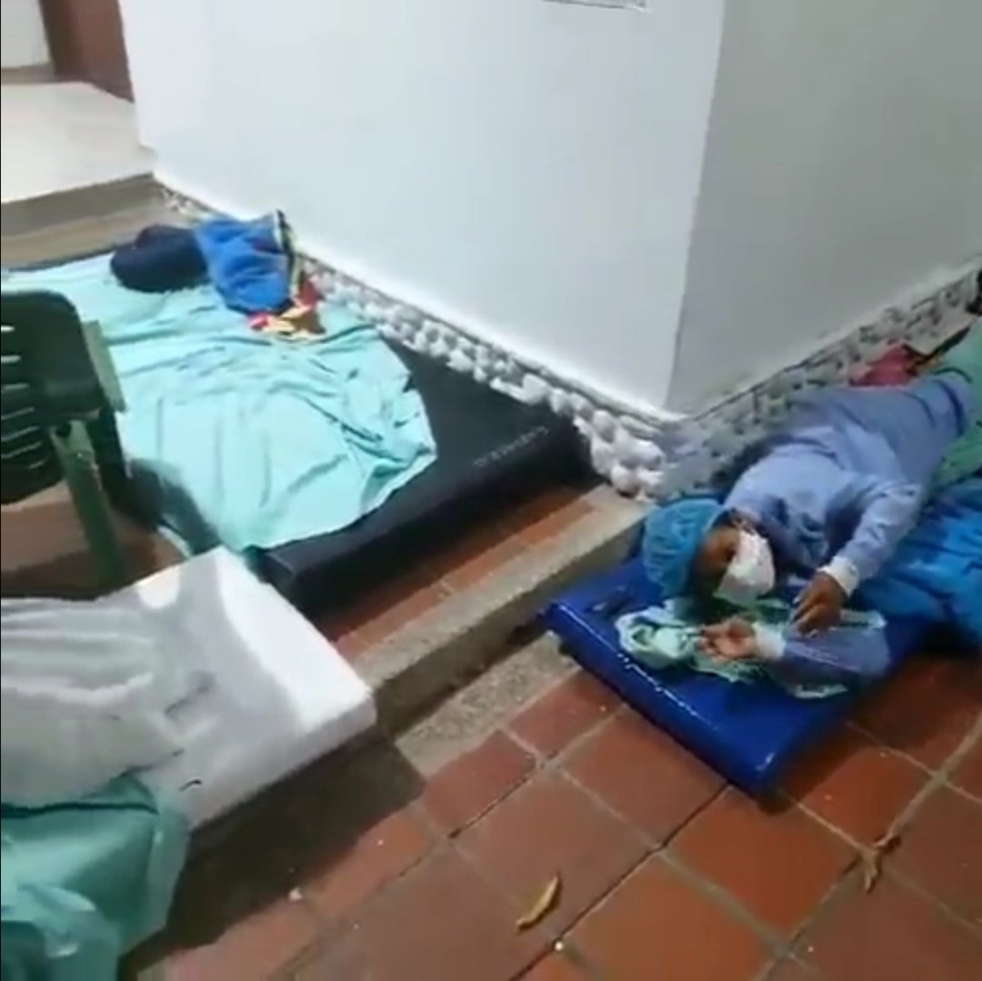 le deben hasta 11 meses de salario al personal medico