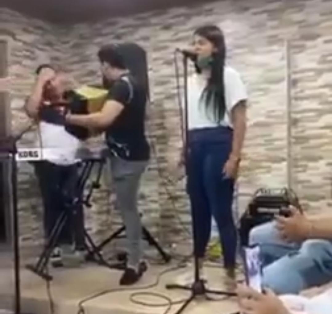 Deily Pión estaba departiendo en una fiesta con varias personas.