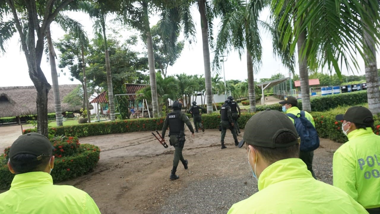 La Policía participó en el operativo para desmantelar la conexión ilegal del hotel.