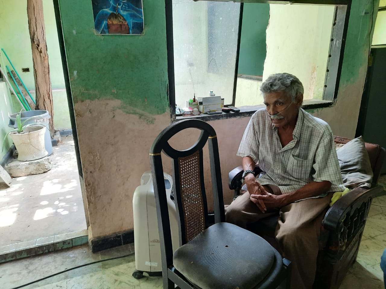 Con su concentrador, Carlos Infante pasa los días en espera que la energía no se vuelva a disparar