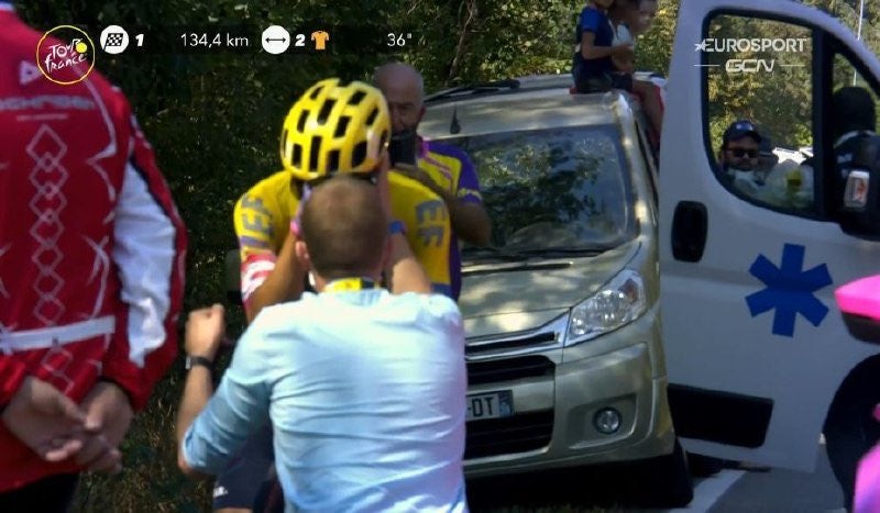 Serio Higuita llorando por su retiro del Tour de Francia