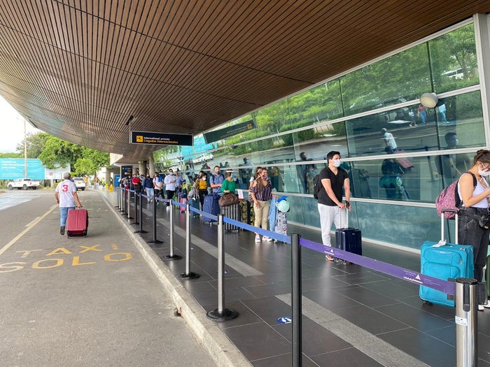 Viajeros del primer vuelo internacional después del cierre originado por la pandemia del Covid-19.