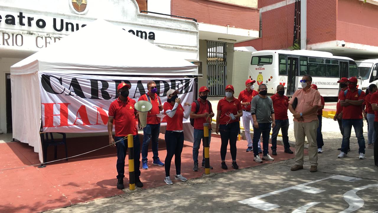 Trabajadores sindicalizados protestan por despidos masivos