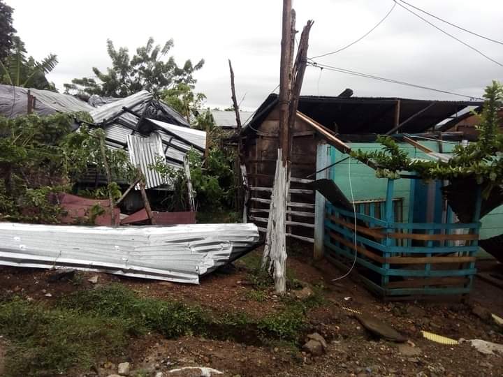 El vendaval estuvo acompañado con tormentas eléctricas.