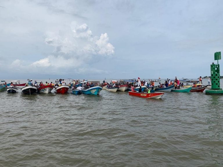 Fueron más de 100 embarcaciones las que participaron en esta manifestación que exige acción inmediata en la bahía de las autoridades.