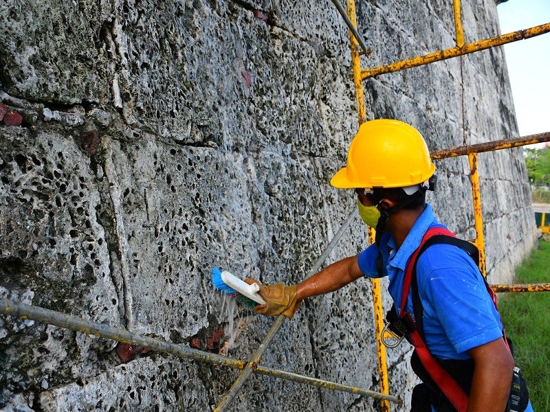 Egresados de la Escuela Taller Cartagena de Indias (ETCAR) desarrollan la limpieza