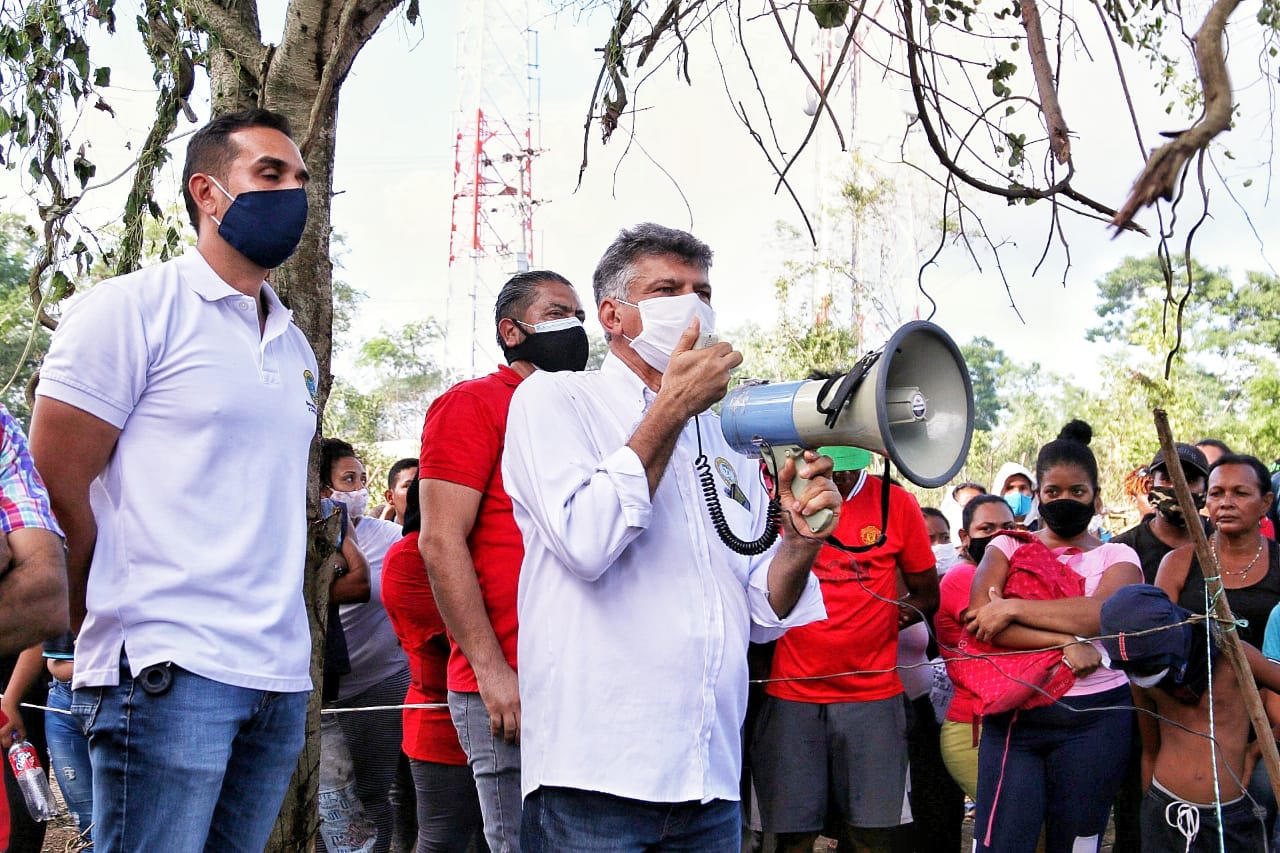 Se reunió con invasores de predio