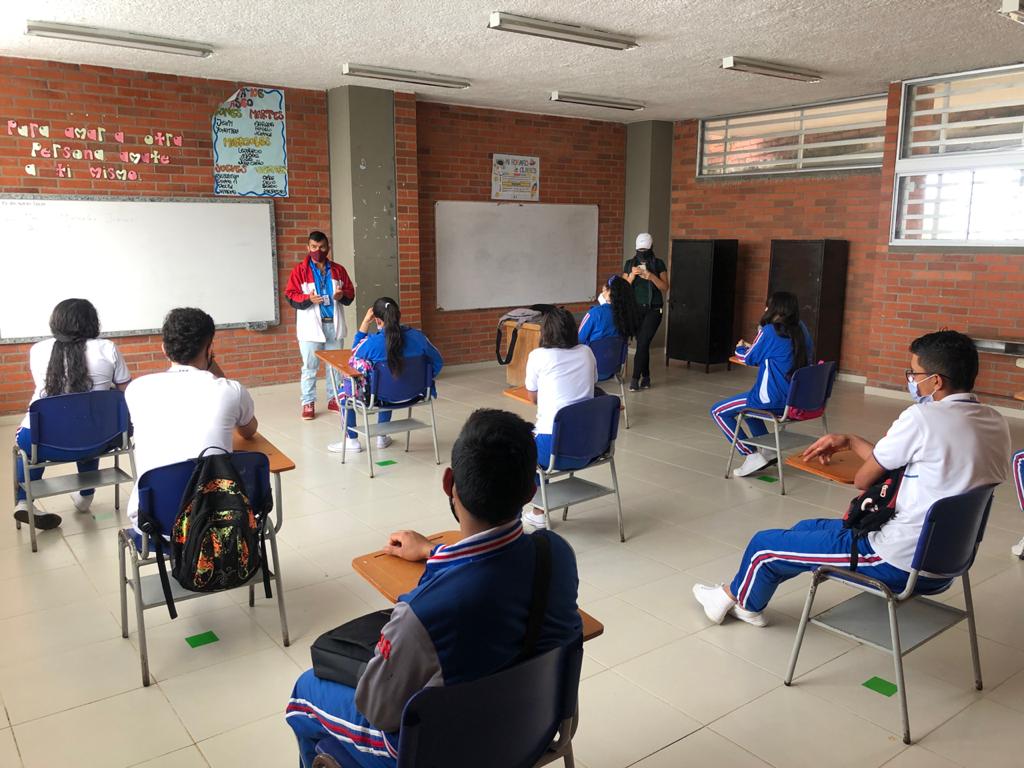 Estudiantes recibiendo clases