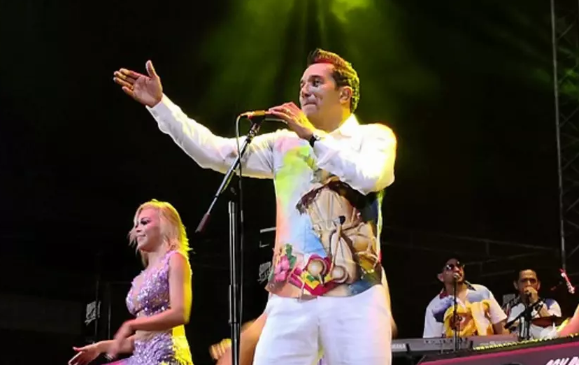 Checo Acosta en concierto.