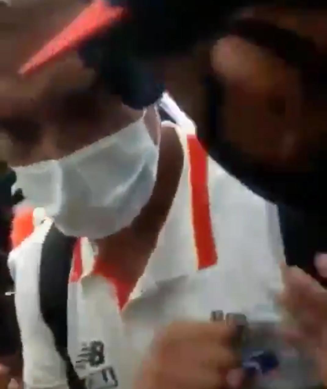 Los hinchas de Junior se aglomeraron para increpar a los jugadores.