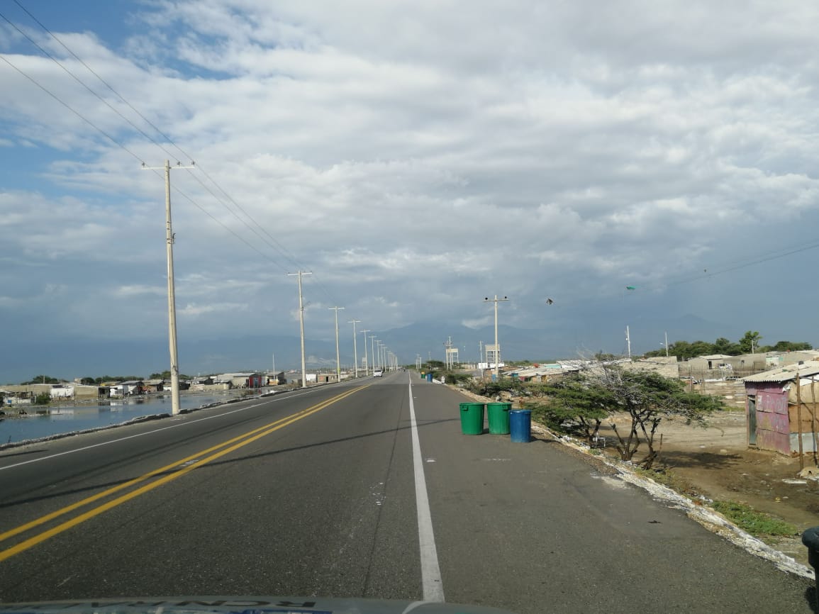 Mientras estaba en movimiento el vehículo, delincuentes bajaron al carga