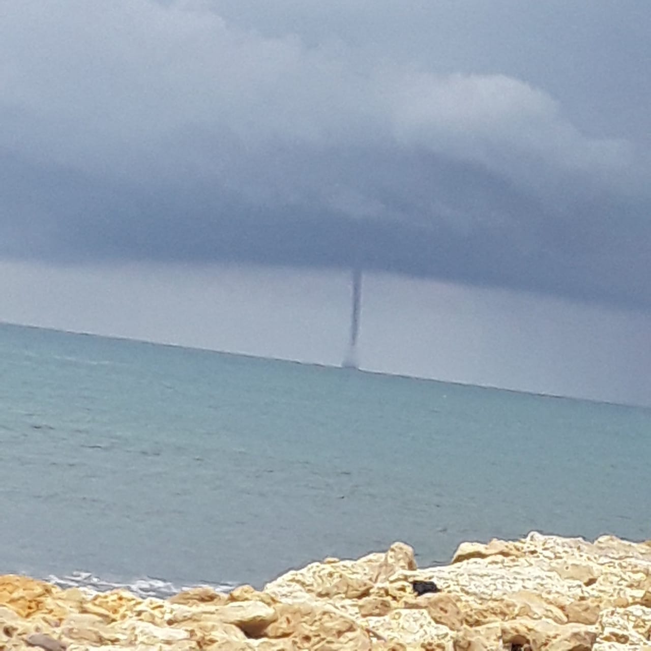 Fenómeno natural de agua y viento