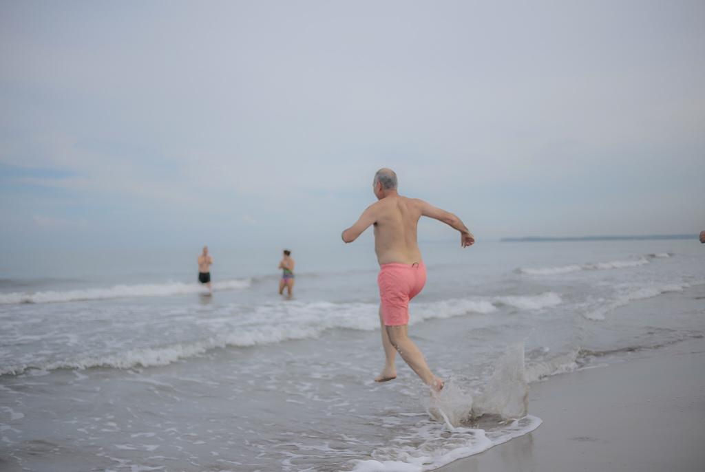 El balneario en el que propios y visitantes pueden gozar de un baño de mar es Playa Azul en La Boquilla