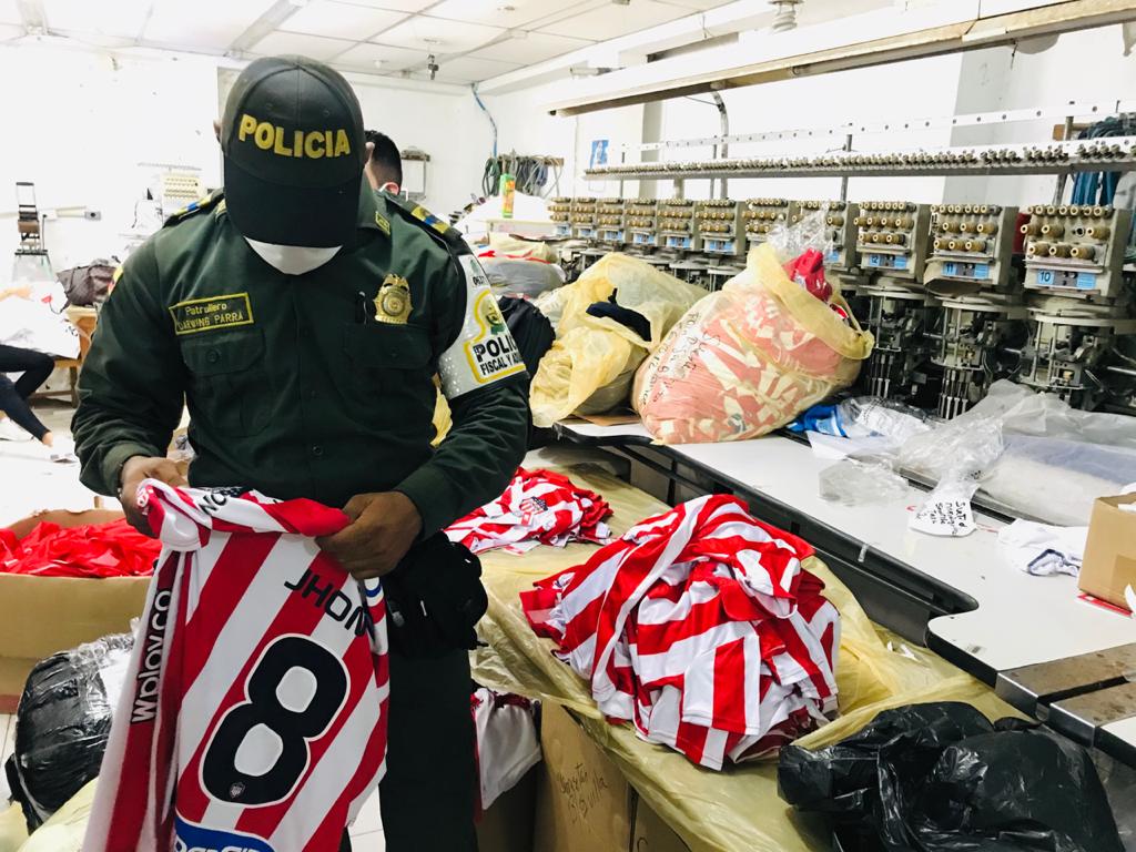 Incautan camisas piratas del Junior