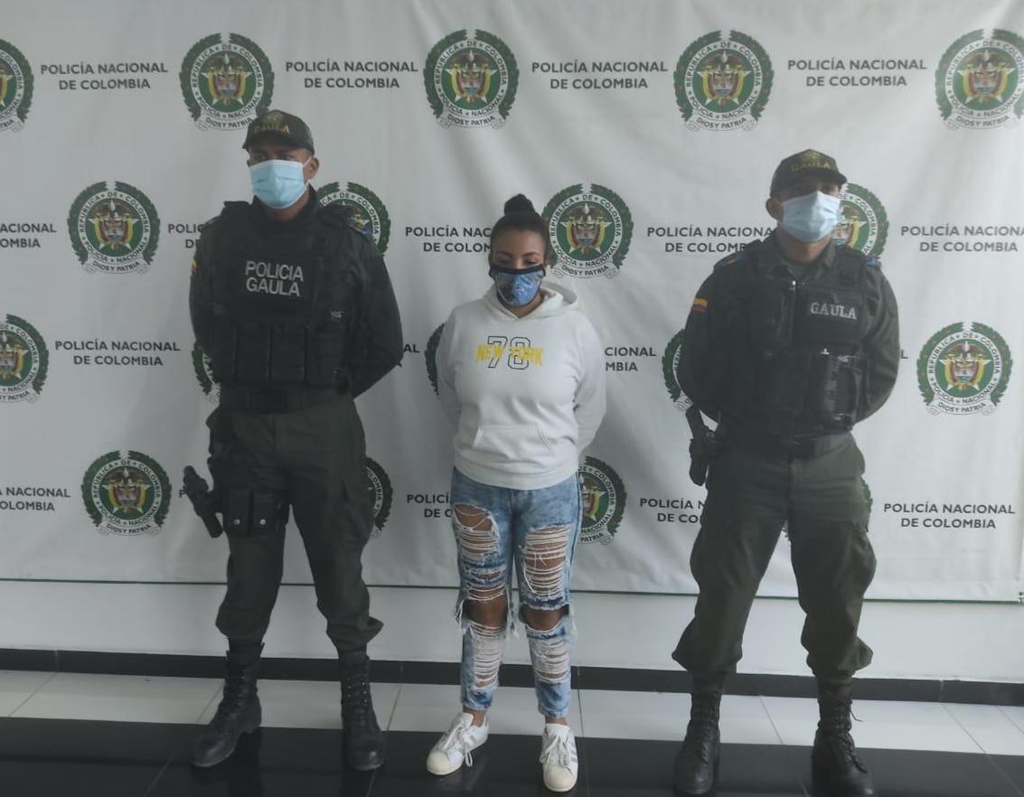 Mujer capturada por extorsión en Barranquilla.