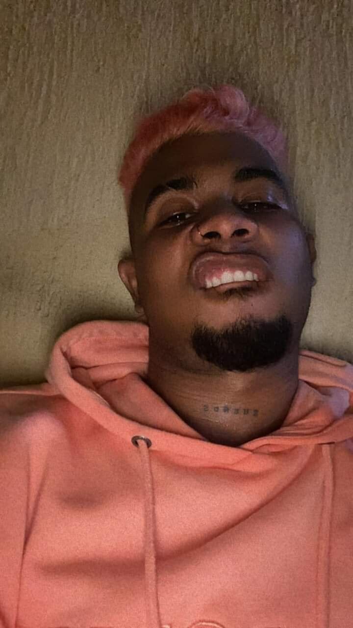 Influencer junto a su equipo buscado por las autoridades