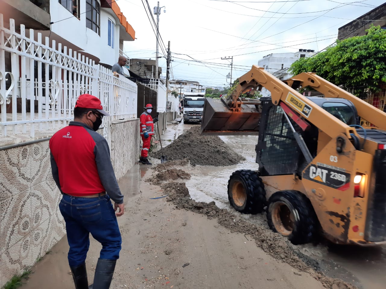 Con maquinaria pesada se están atendiendo las urgencias