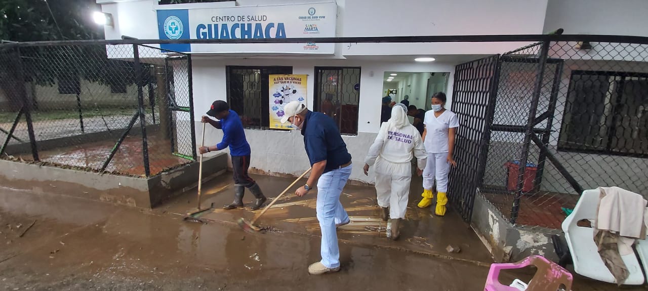 El Gerente de la ESE con escoba en mano apoya al equipo para limpiar el centro de salud luego que bajar los niveles del río Guachaca
