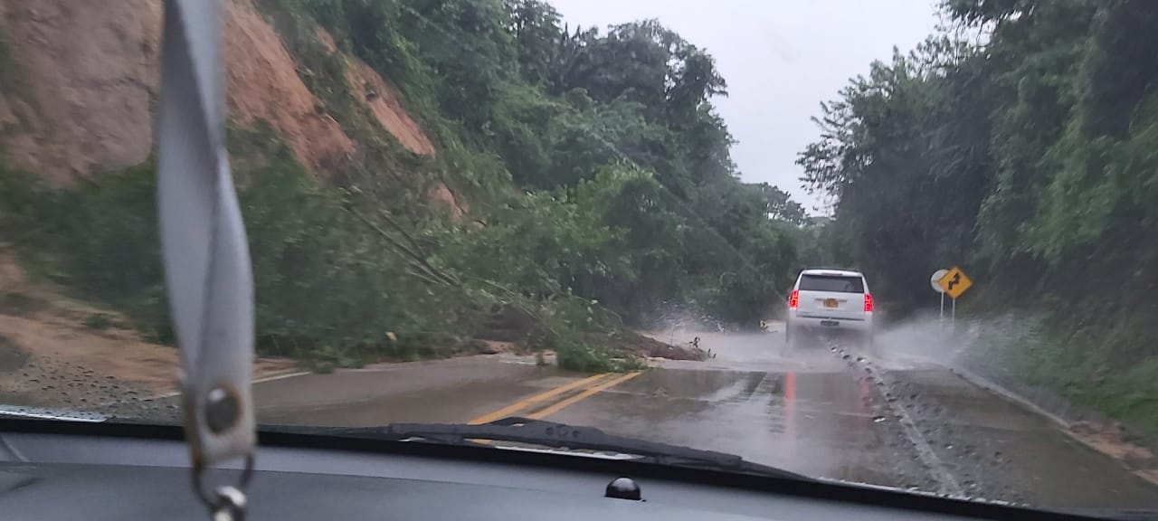 Los usuarios de la troncal desde Santa Marta hasta Palomino están encontrando este tipo de afectaciones por las fuertes lluvias que se presentan