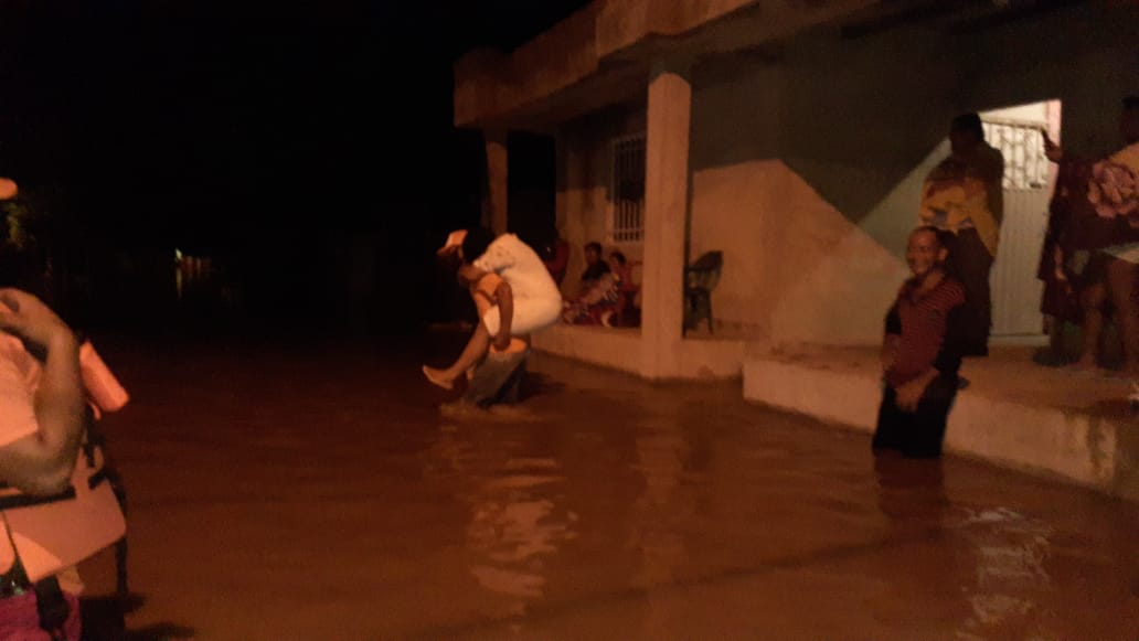 Los organismos de socorro, ayudan a la familias a salir de las casas inundadad