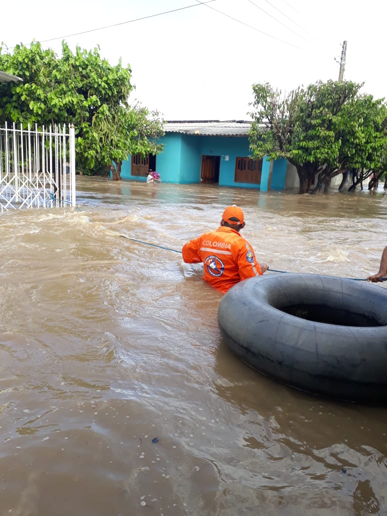 fue necesario la utilización de flotadores, soga para poder rescatar a las familias