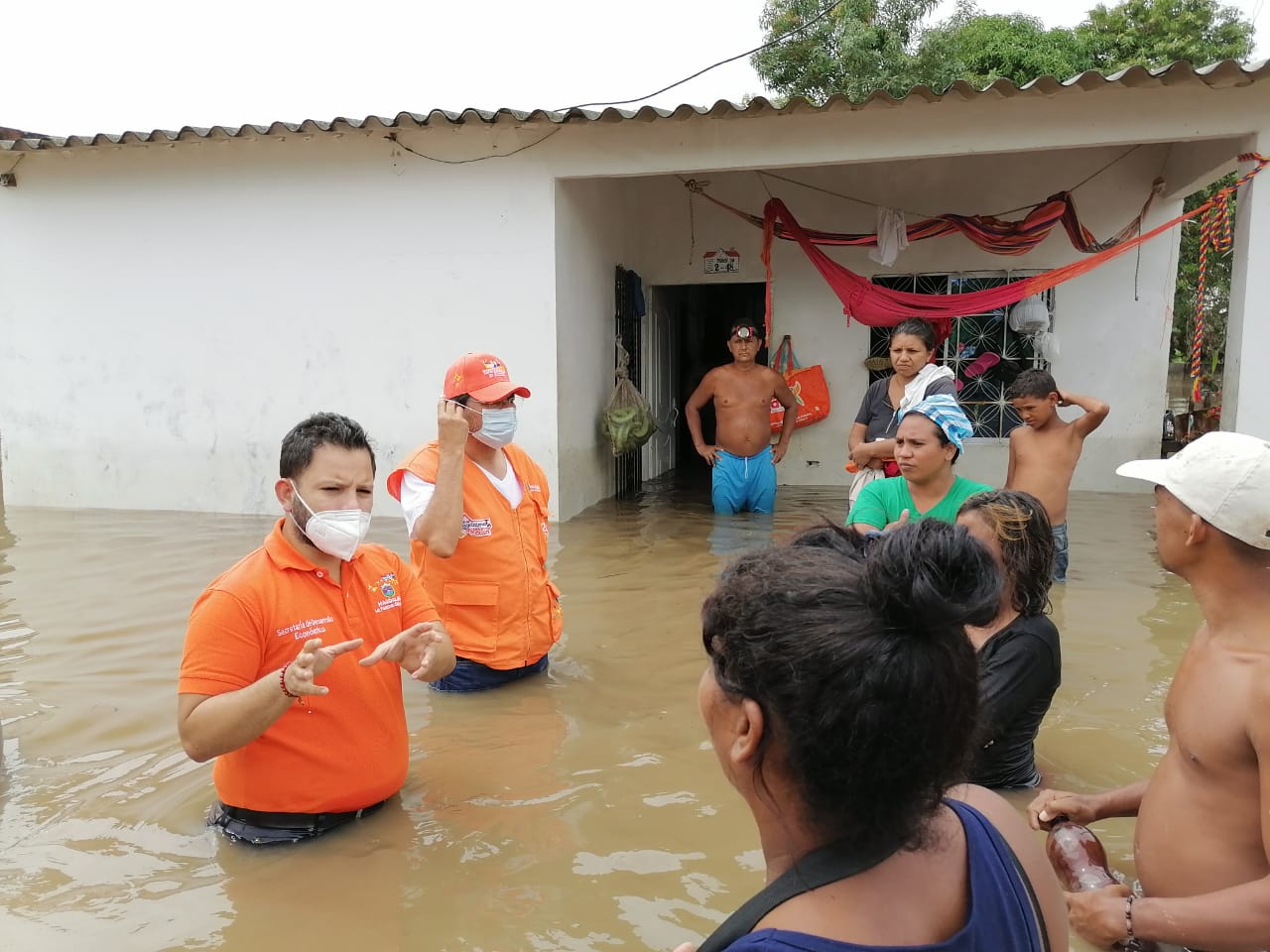 con el agua a la cintura y muchas veces al cuello los funcionarios y organismos de socorro atienden la emergencia