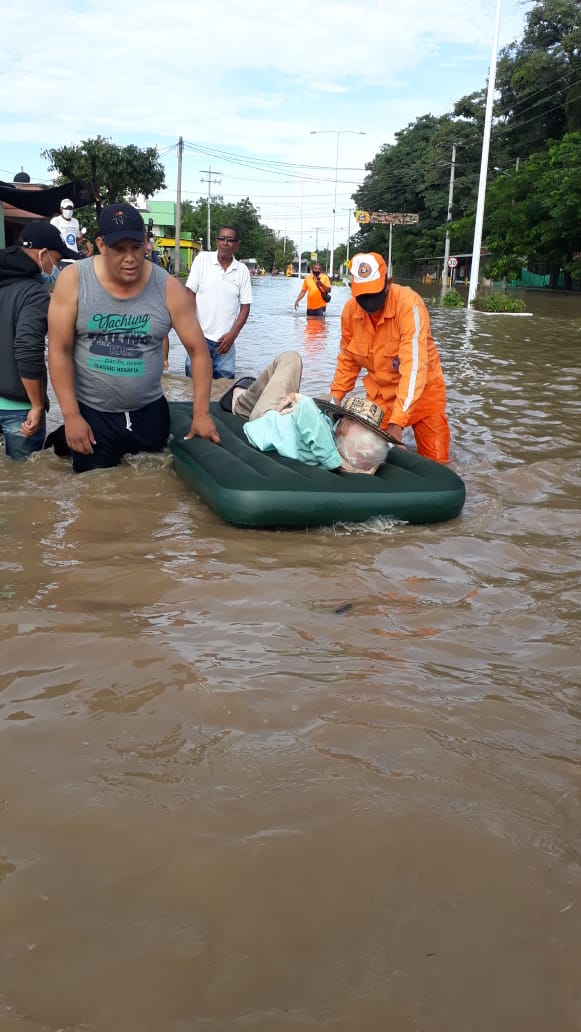 La Defensa Civil logró rescatar a varios adultos mayores que quedaron en medio de agua